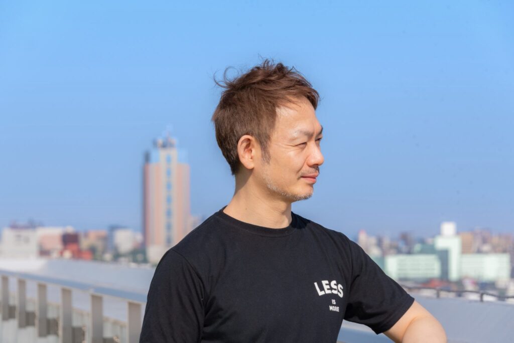 遠くを見つめるタク（井上琢磨）の横顔